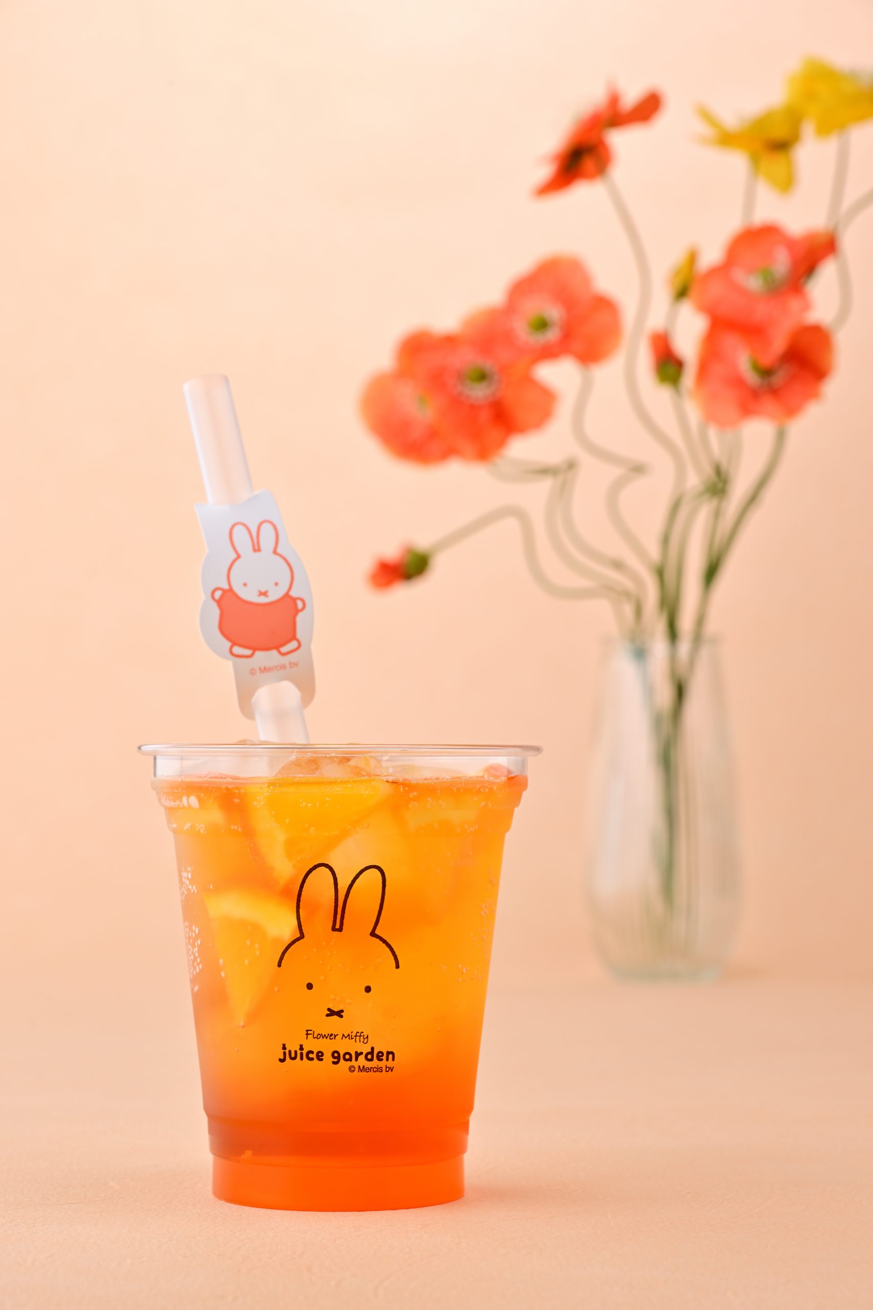 フラワーミッフィー ジュースガーデンより、オレンジ色のポピーをイメージした期間限定ドリンクが登場