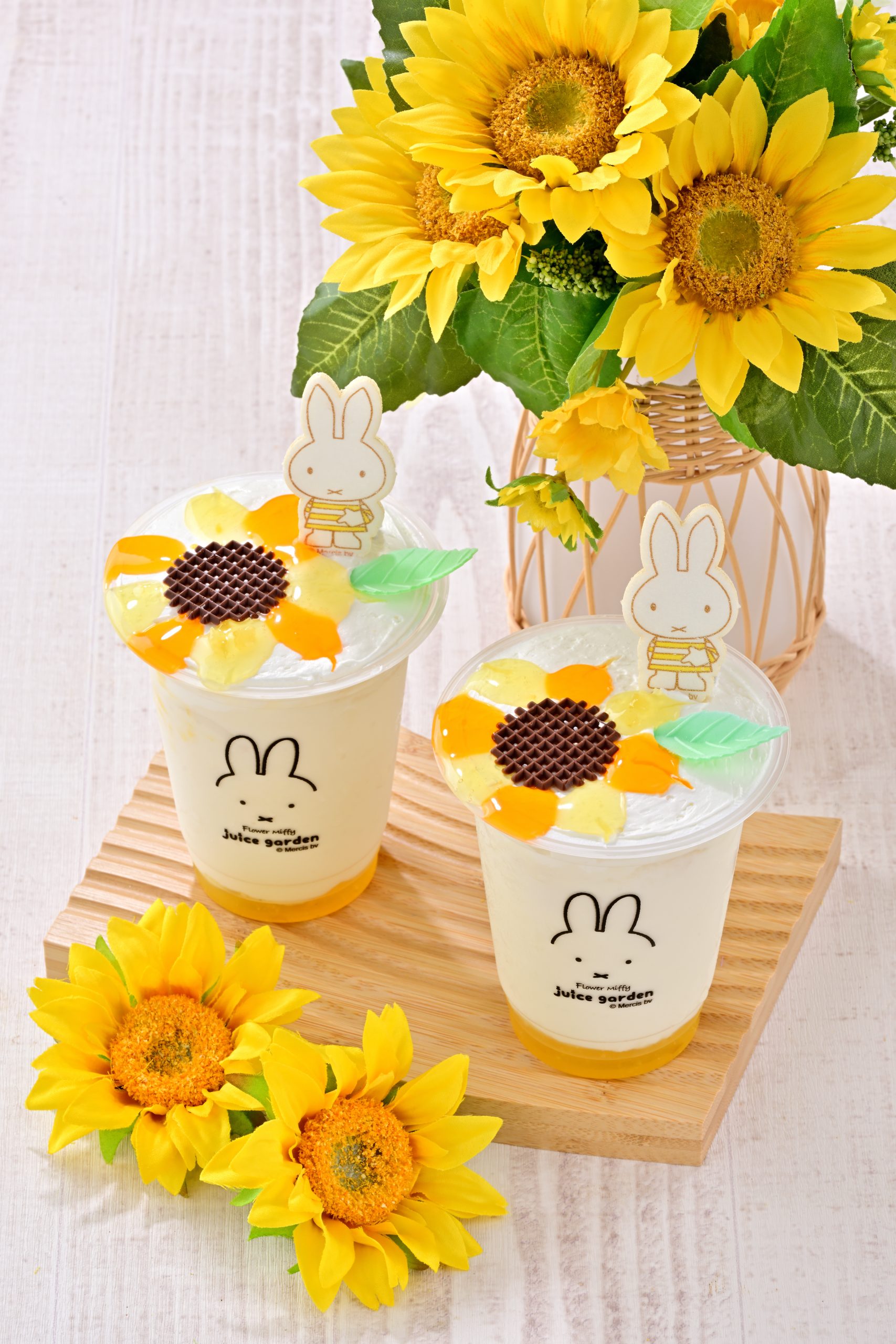 フラワーミッフィー ジュースガーデンより、ミッフィーと季節のお花の「ひまわり」をテーマの期間限定ドリンクが登場